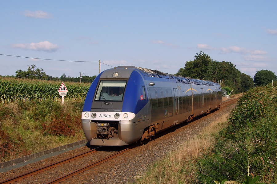 A Ygos, Ce B 81587-88 assure un TER MdM - Morcenx le 07.09.2008.jpg